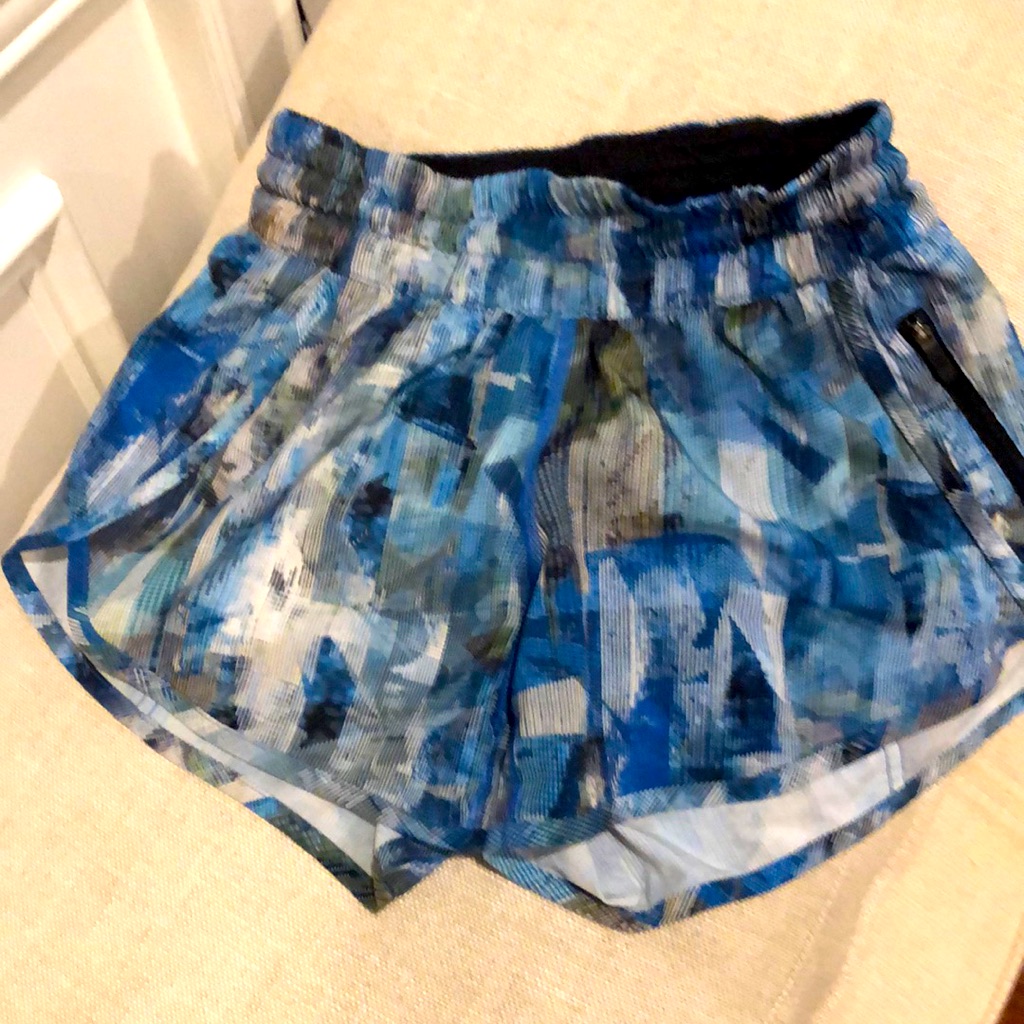 Lululemon Tracker Shorts Sz 4 Midrise Excellent Condition